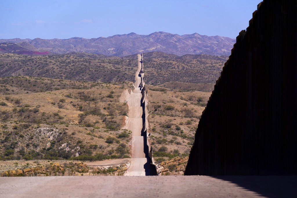 El muro fronterizo fue cancelado por el gobierno de Joe Biden al asumir la presidencia. (AP)