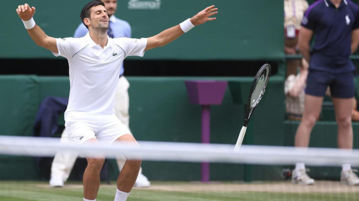 Novak Djokovic se corona en Wimbledon