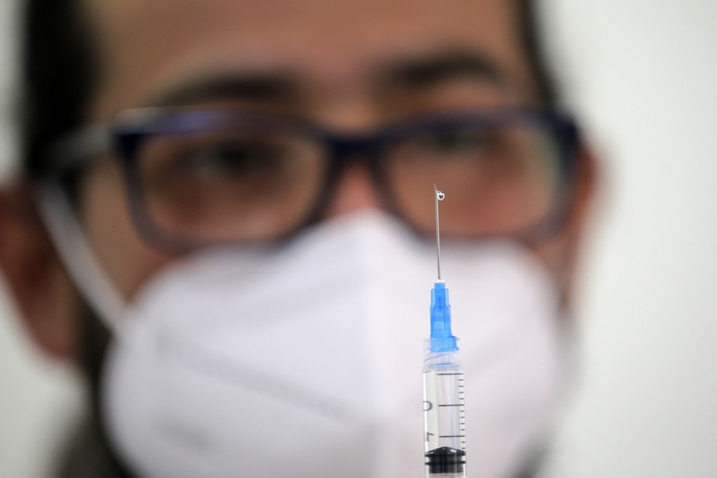 Varios países ya han autorizado la mezcla de vacunas contra el covid-19. (AFP)