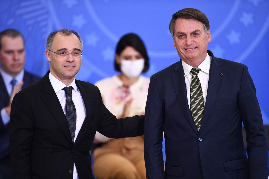 El presidente de Brasil, Jair Bolsonaro, junto al nominado a la Corte Suprema de Brasil, André Mendonça. (AFP)