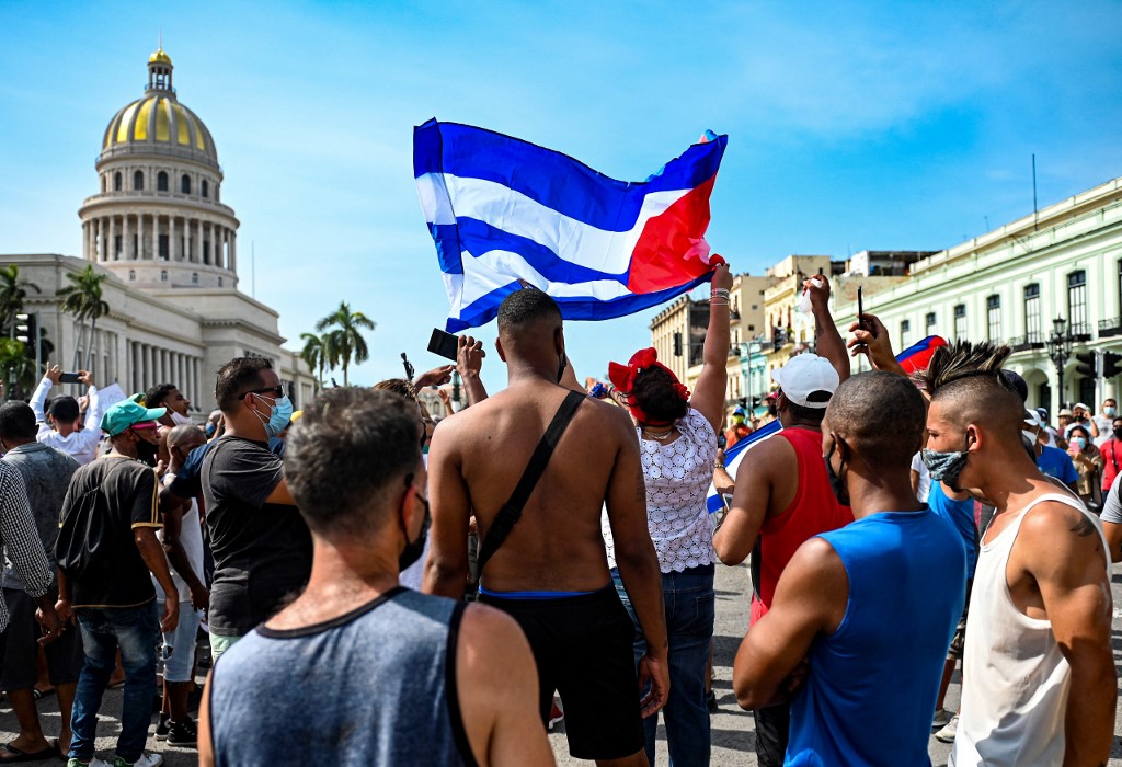 Las protestas en Cuba se mantiene después haber iniciado este domingo. (AFP)