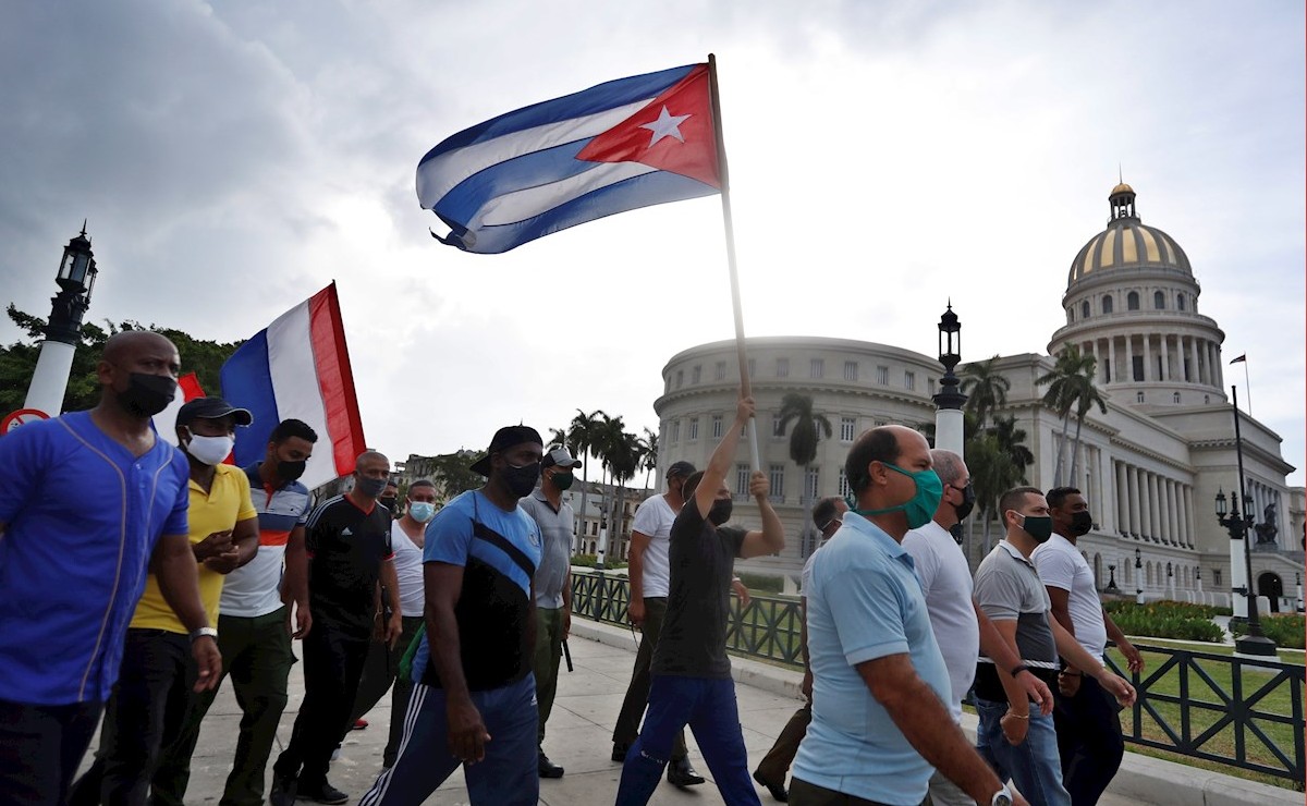 Simpatizantes del gobierno de Miguel Diaz-Canel se manifiestan frente al Capitolio en La Habana. | EFE