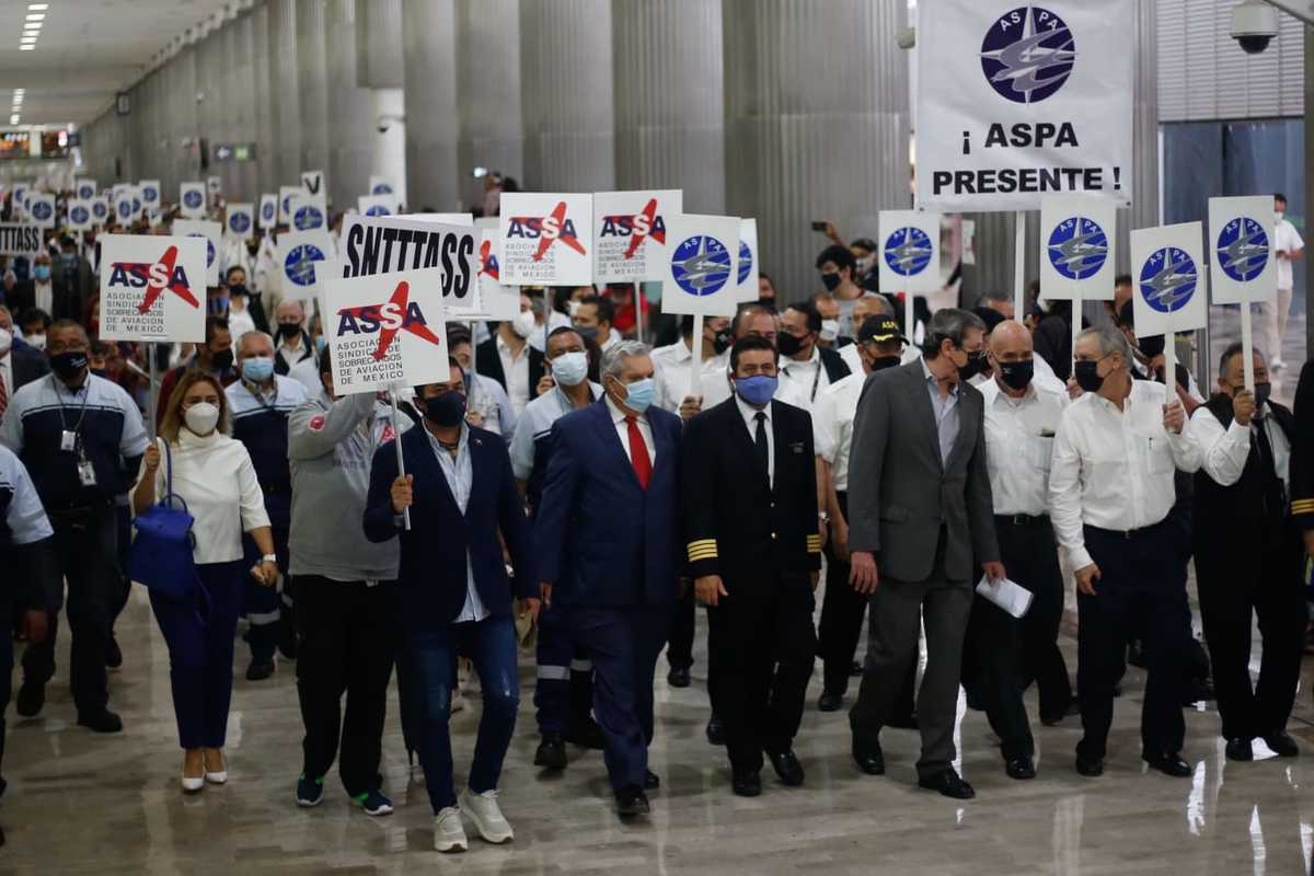 Ex trabajadores de Mexicana se reunieron en la puerta tres de la terminal aérea de la Ciudad de México. (Araceli López)