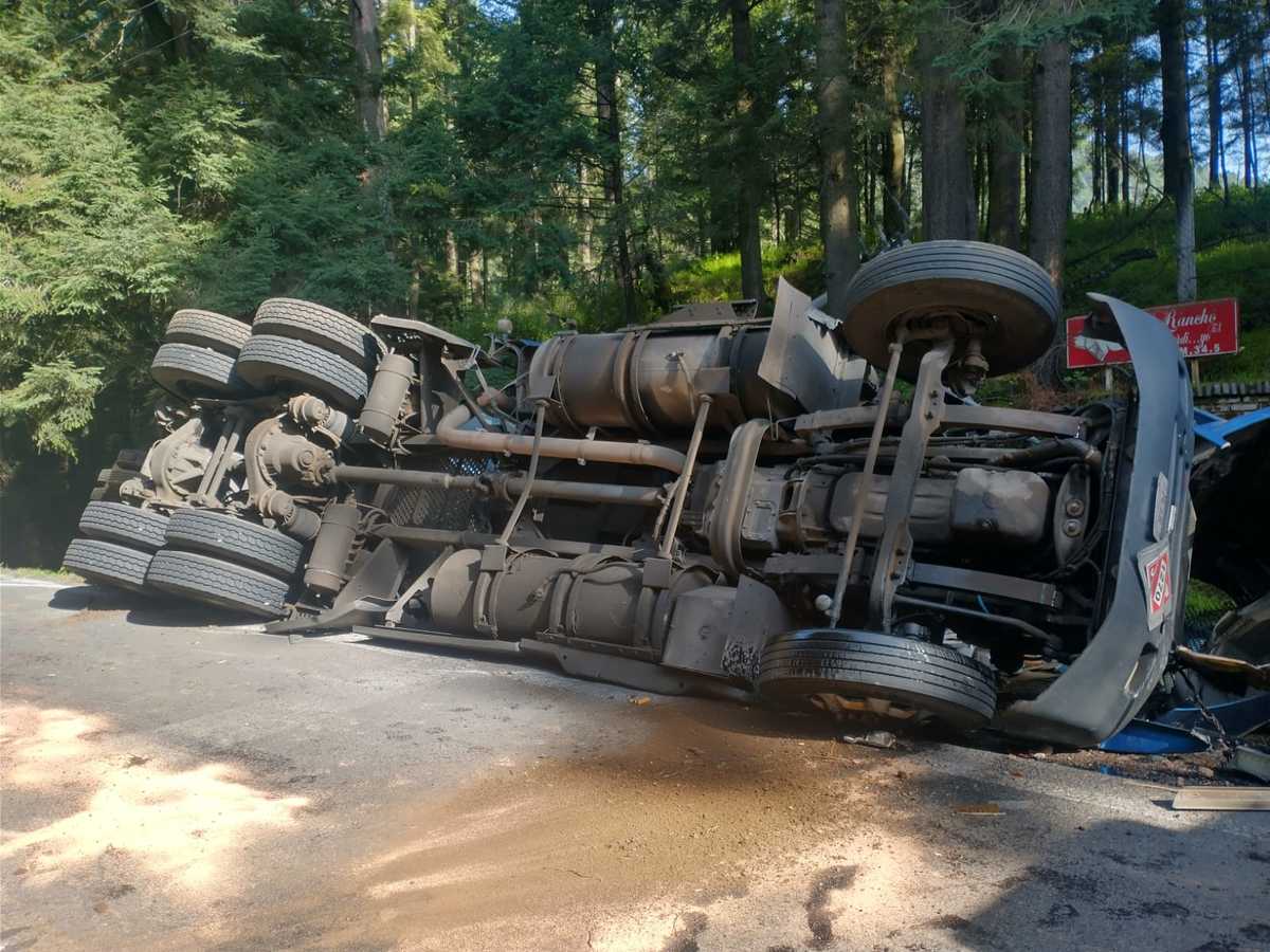 Volcadura de tráiler doble semiremolque deja a conductor lesionado