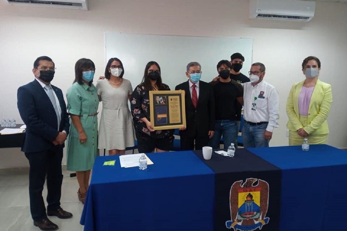 Con autoridades educativas y alumnos de posgrado, se celebraron los 10 años del programa. (cortesía)