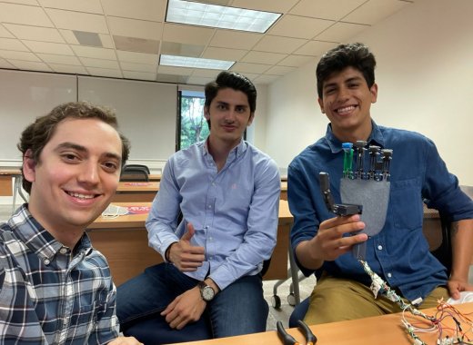 Los estudiantes creadores de la prótesis son Jesús, Carlos y Daniel (Cortesía)