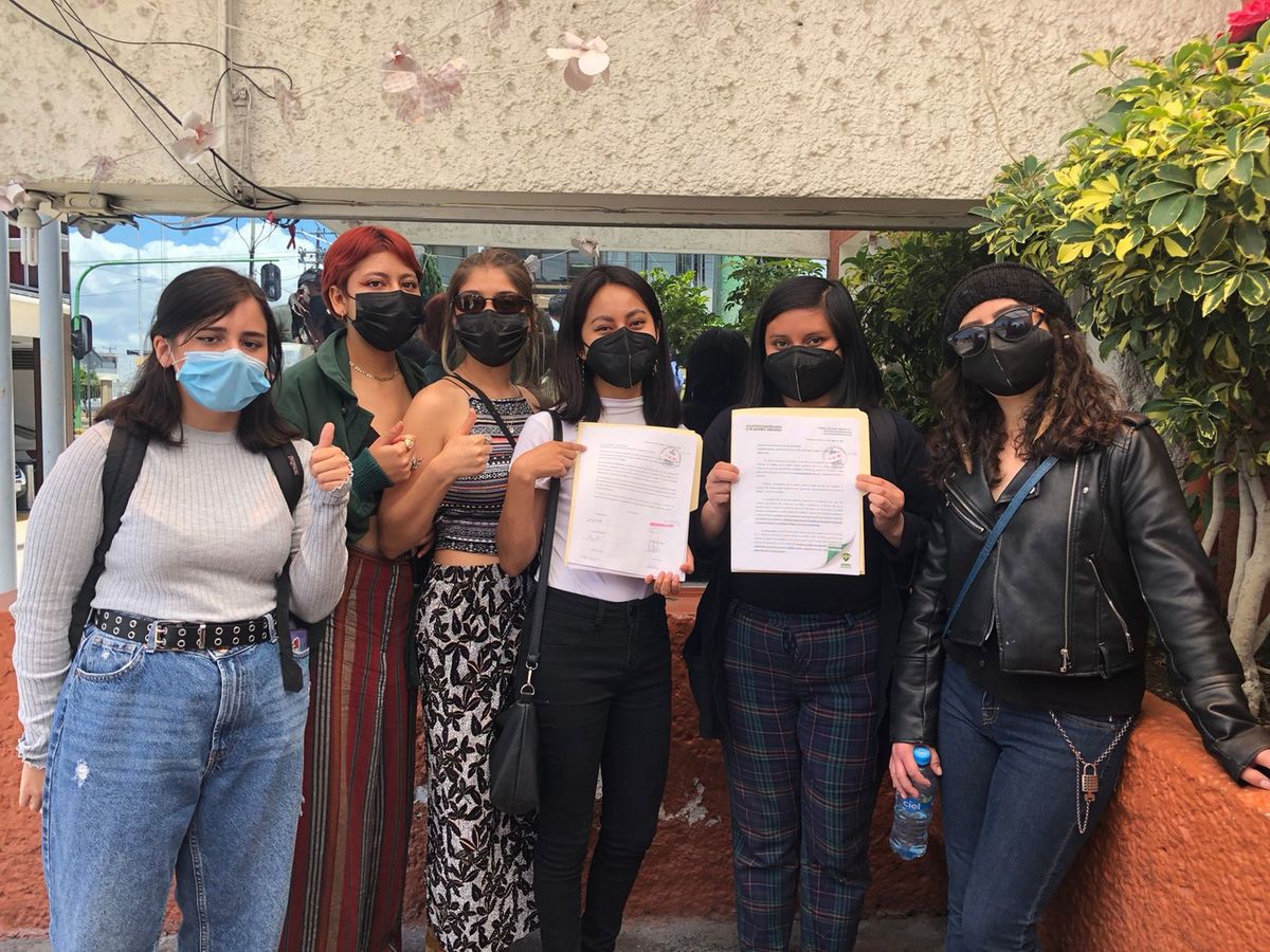 Feministas antiespecistas entregan pliego en Gobierno del estado contra peleas de gallos. (Cortesía)