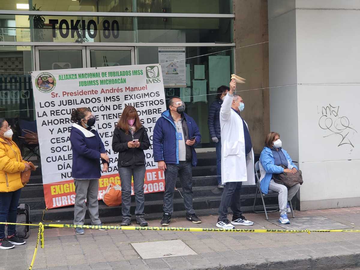 Jubilados y pensionados del IMSS bloquean accesos del Instituto de CdMx