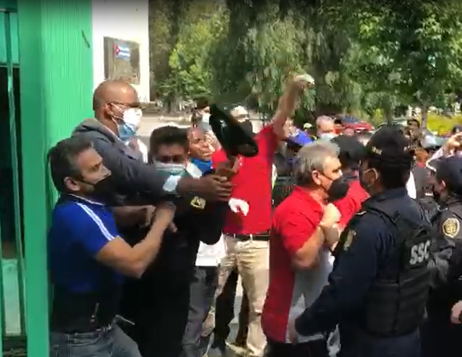 La policía intervino ante las agresiones de los funcionarios.