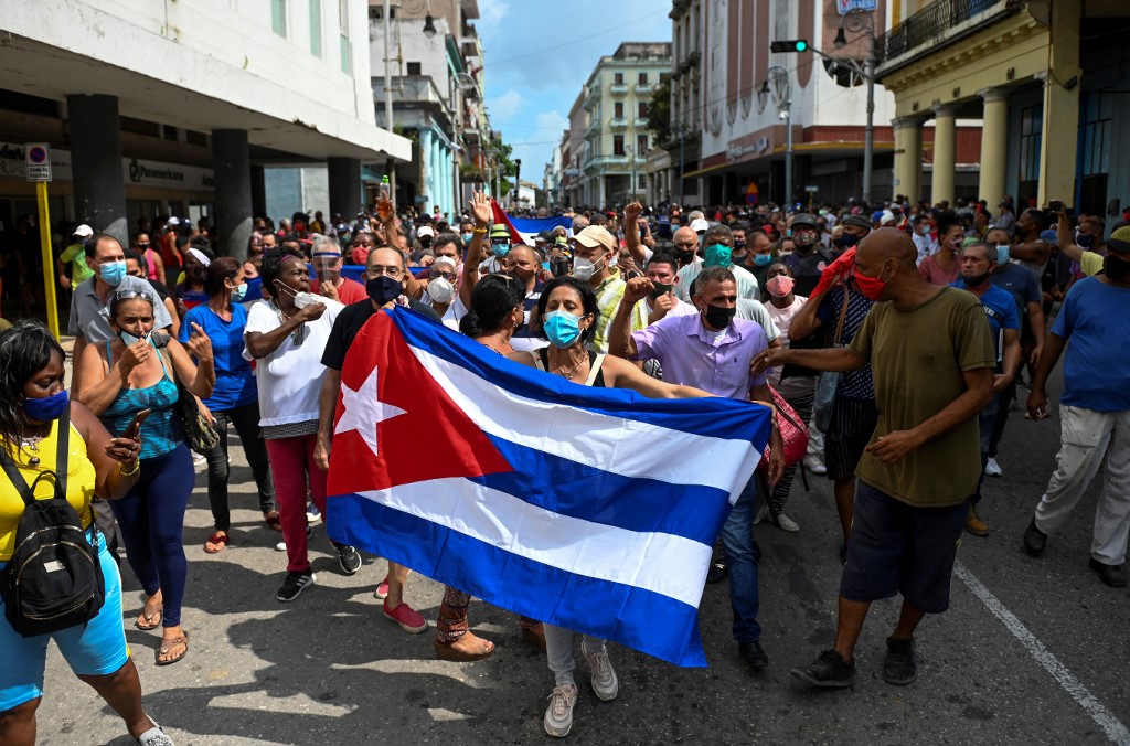 Las manifestaciones continúan en La Habana después del domingo y se han extendido a otras regiones. (AP)