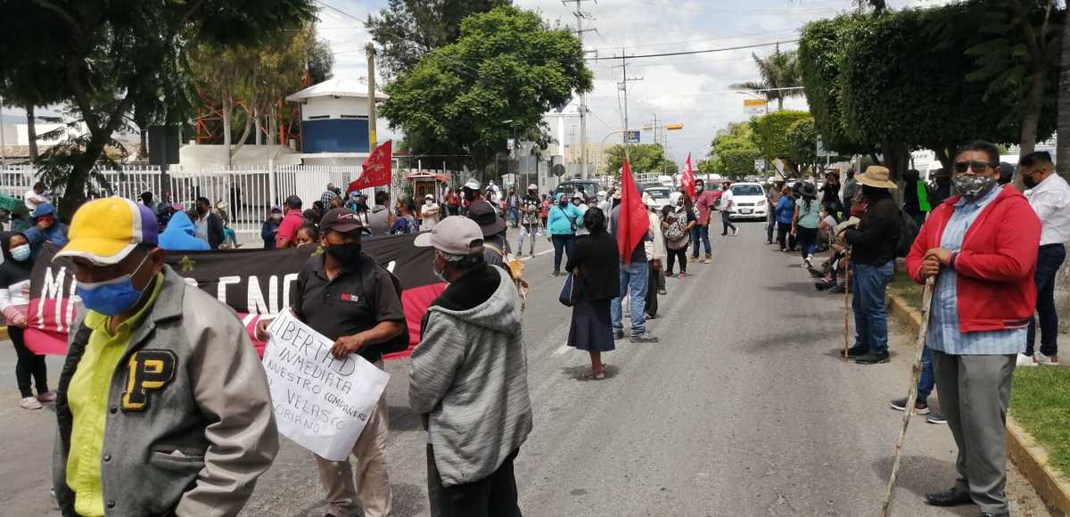 Manifestantes frente a la Casa de Justicia en Tehuacán | Especial