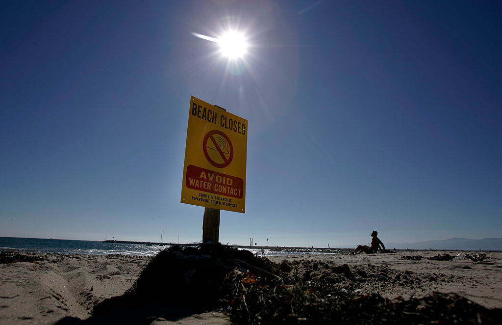 Se recomienda a los usuarios de la playa que se mantengan fuera del agua hasta que se elimine el aviso. (Getty Images)