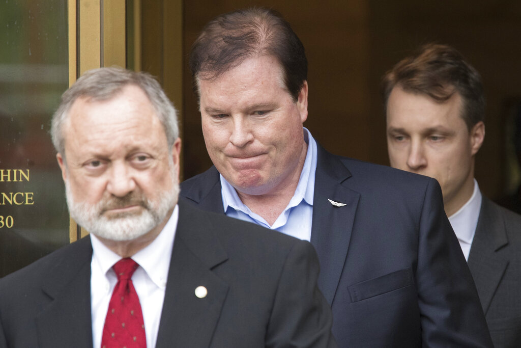 Stephen Calk (cen.) buscaba acceder a uno de los puestos en el gobierno de Trump. (AP)