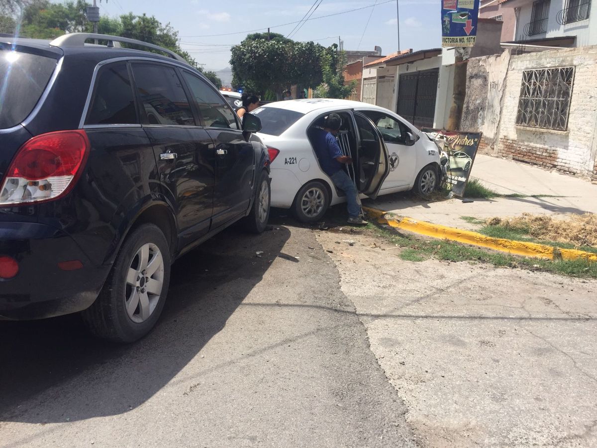 Conductora ignora alto y choca contra taxi en Gómez Palacio- Grupo Milenio
