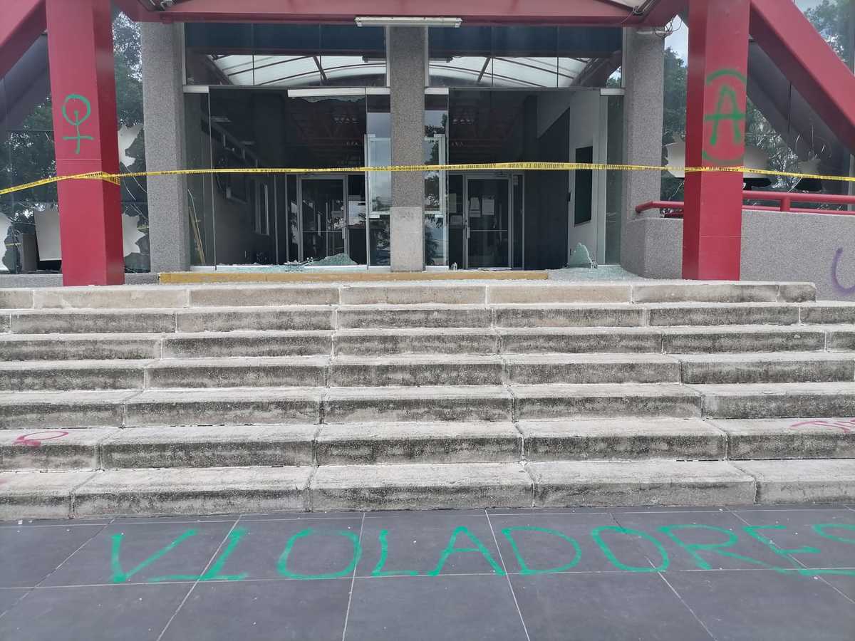 El viernes 9 un grupo de mujeres protestaron en el edificio de la Secretaría de Educación Jalisco (María Ramírez)
