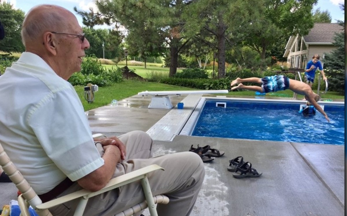 Abuelito construye piscina a niños de su vecindario para superar duelo tras la muerte de su esposa. (Especial)