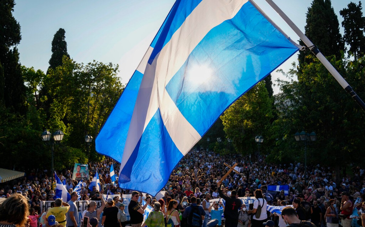 En Atenas, los manifestantes coreaban “Quiten las manos de nuestros hijos”. | AP