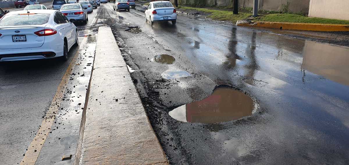 Baches de Lázaro Cárdenas afectan a conductores a su paso (Juan Carlos Munguía)