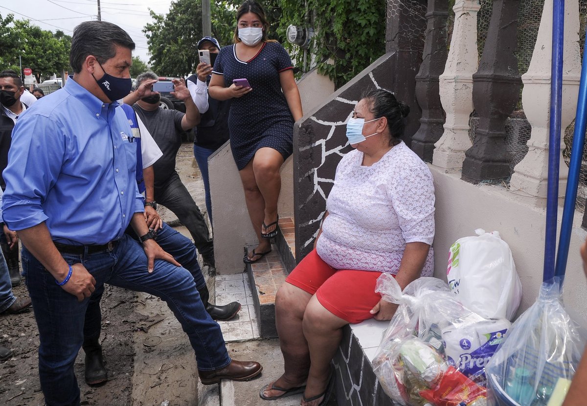 Cabeza de Vaca entrega apoyos a familias tras inundación en Matamoros. (@fgcabezadevaca)