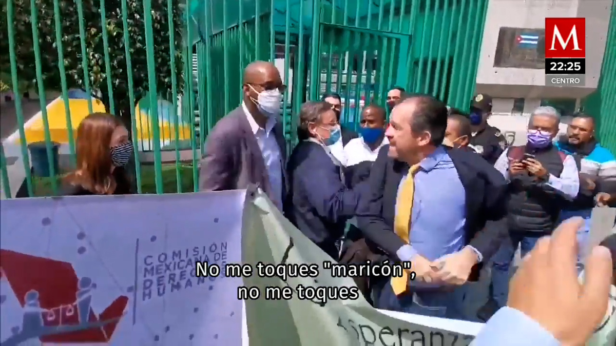En CdMx, funcionarios se enfrentan afuera de embajada de Cuba