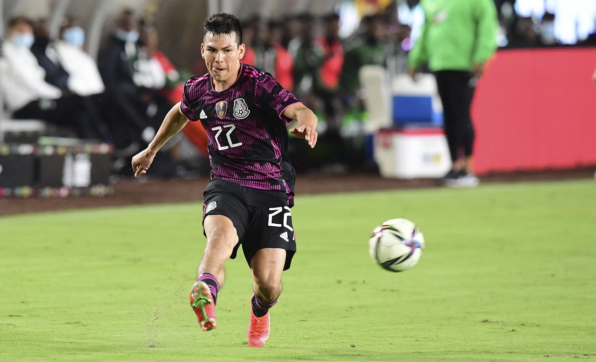 Hirving Lozano durante un partido con la selección mexicana (AFP)