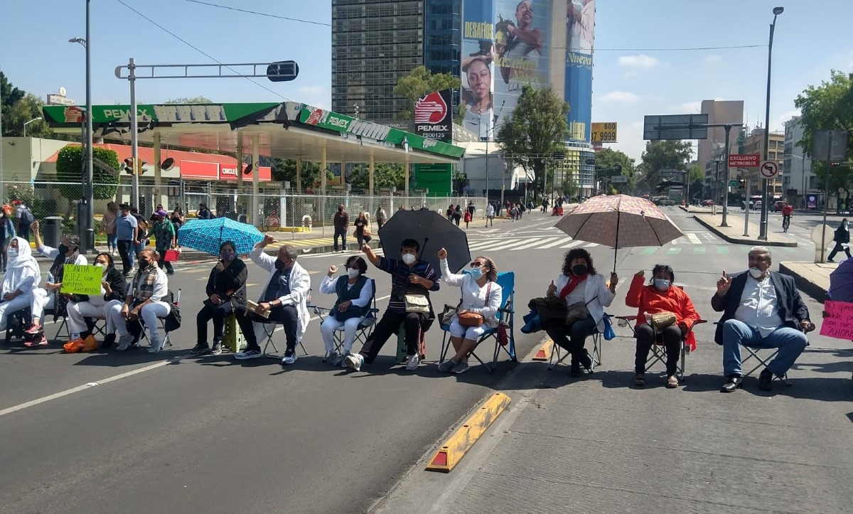 Jubilados del IMSS cerraron la circulación en Reforma e Insurgentes. | César Velázquez