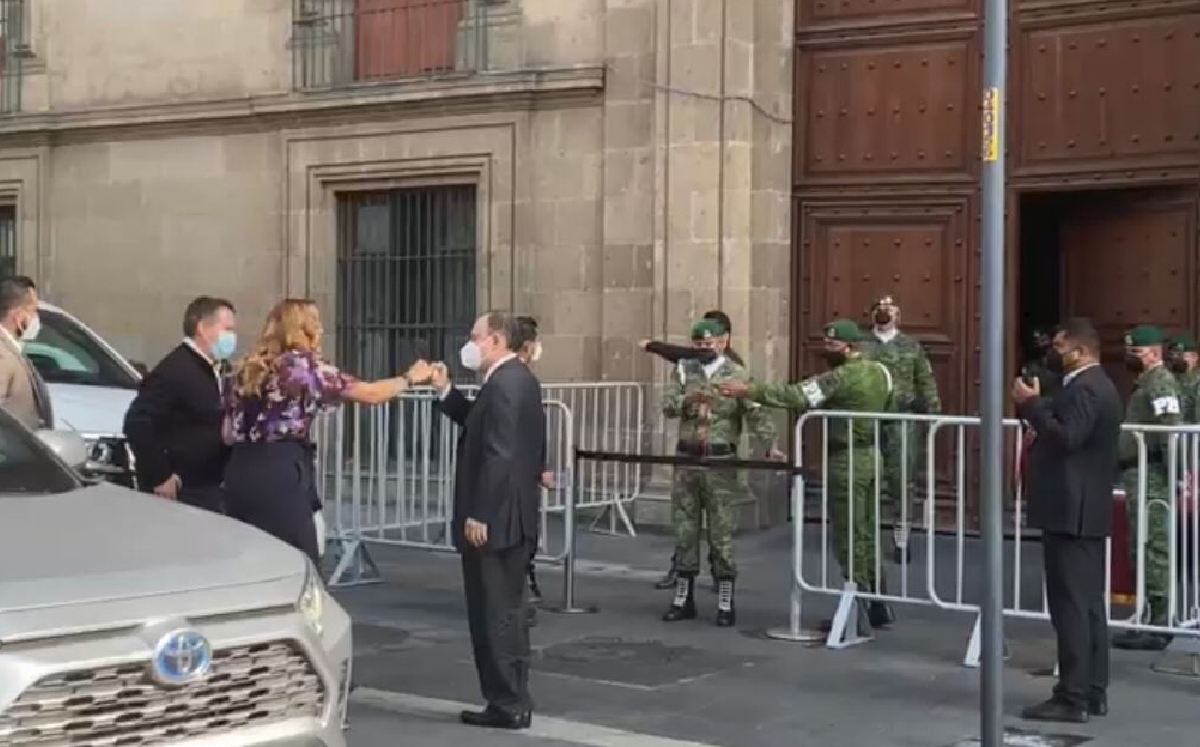 Los mandatarios electos a su llegada a Palacio Nacional para reunirse con el Presidente. (Especial)