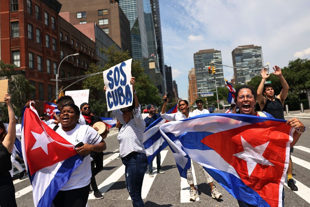 Manifestantes reunidos frente al edificio de las Naciones Unidas en Nueva York. / Fotografía: Getty Images.