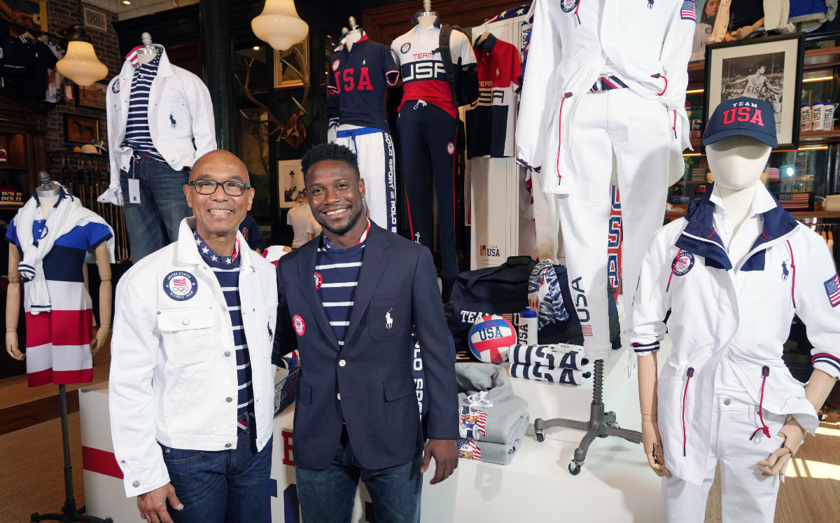 Los medallistas olímpicos en esgrima Peter Westbrook, a la izquierda, y Daryl Homer modelan los uniformes que el equipo estadounidense usará en la cer