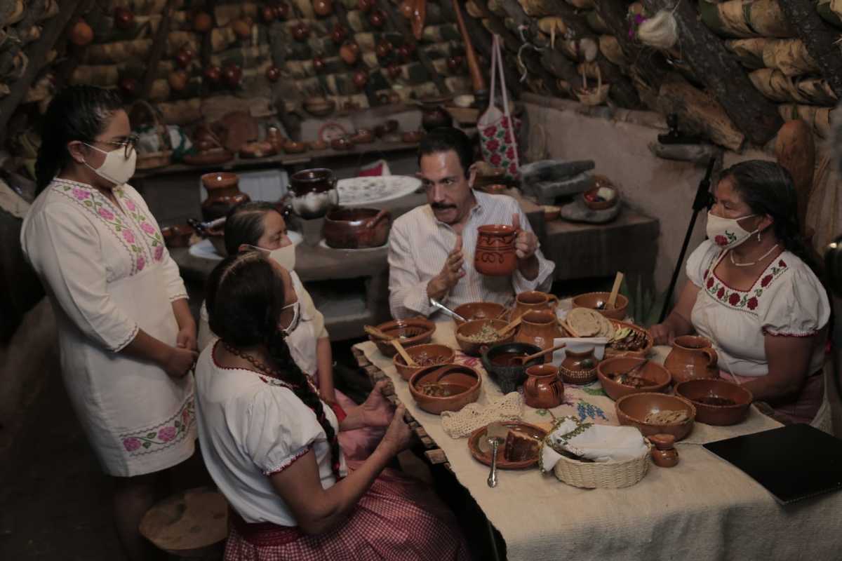 Omar Fayad y colectivo “Otomí, Cocina Tradicional”. (Carlos Dayan Aparicio)
