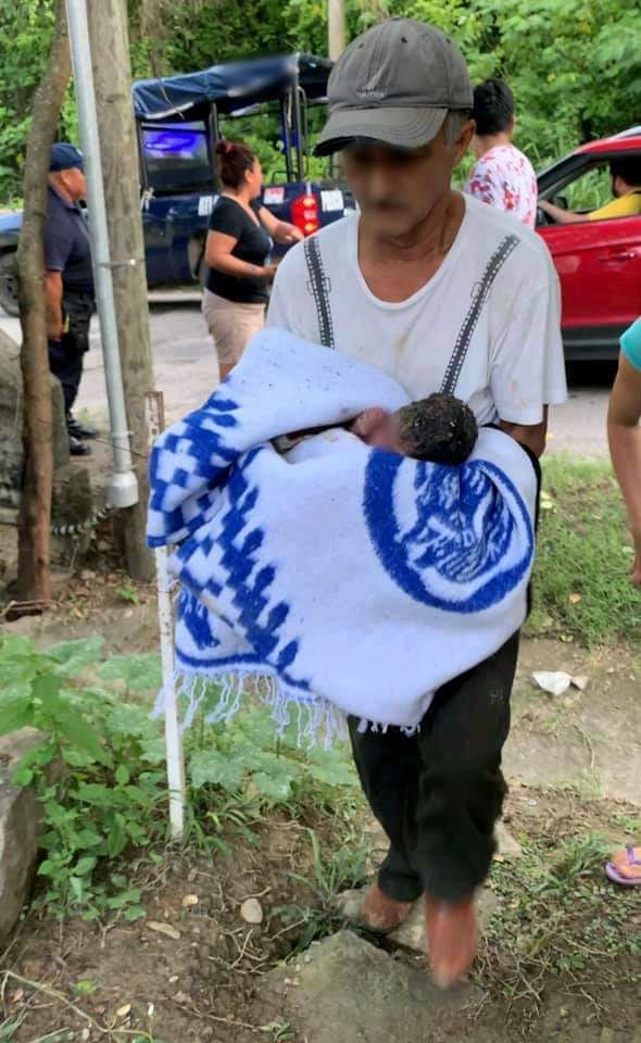 Pobladores hallan a un recién nacido con signos de hipotermia. (Cortesía)