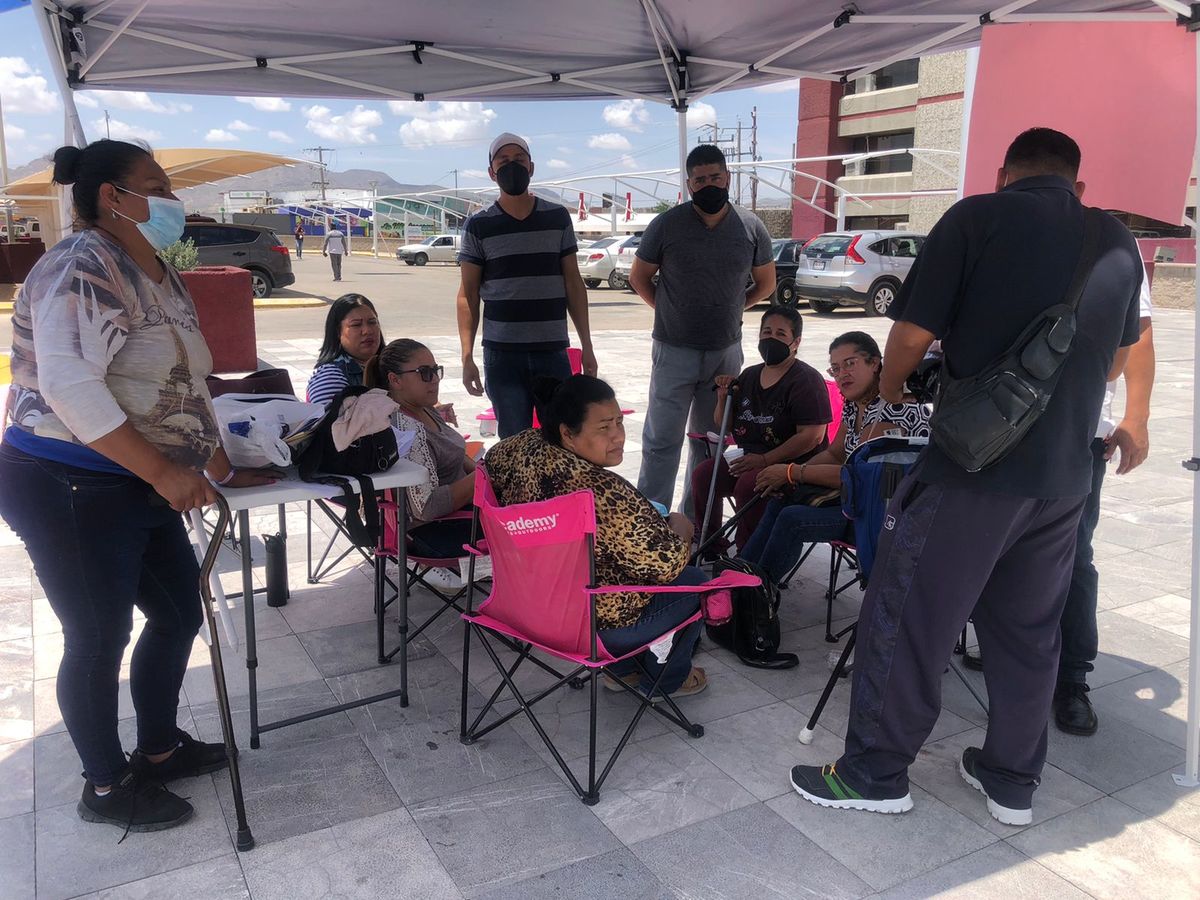 Policías municipales hacen plantón en Ciudad Juárez; piden pensiones justas. (Blanca Carmona).