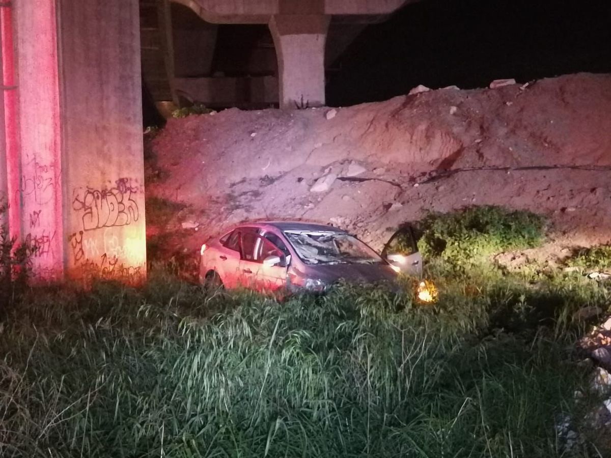 Automovilista vuelca su vehículo y se da a la fuga en Boulevard Rafael Moreno Valle. (Especial)