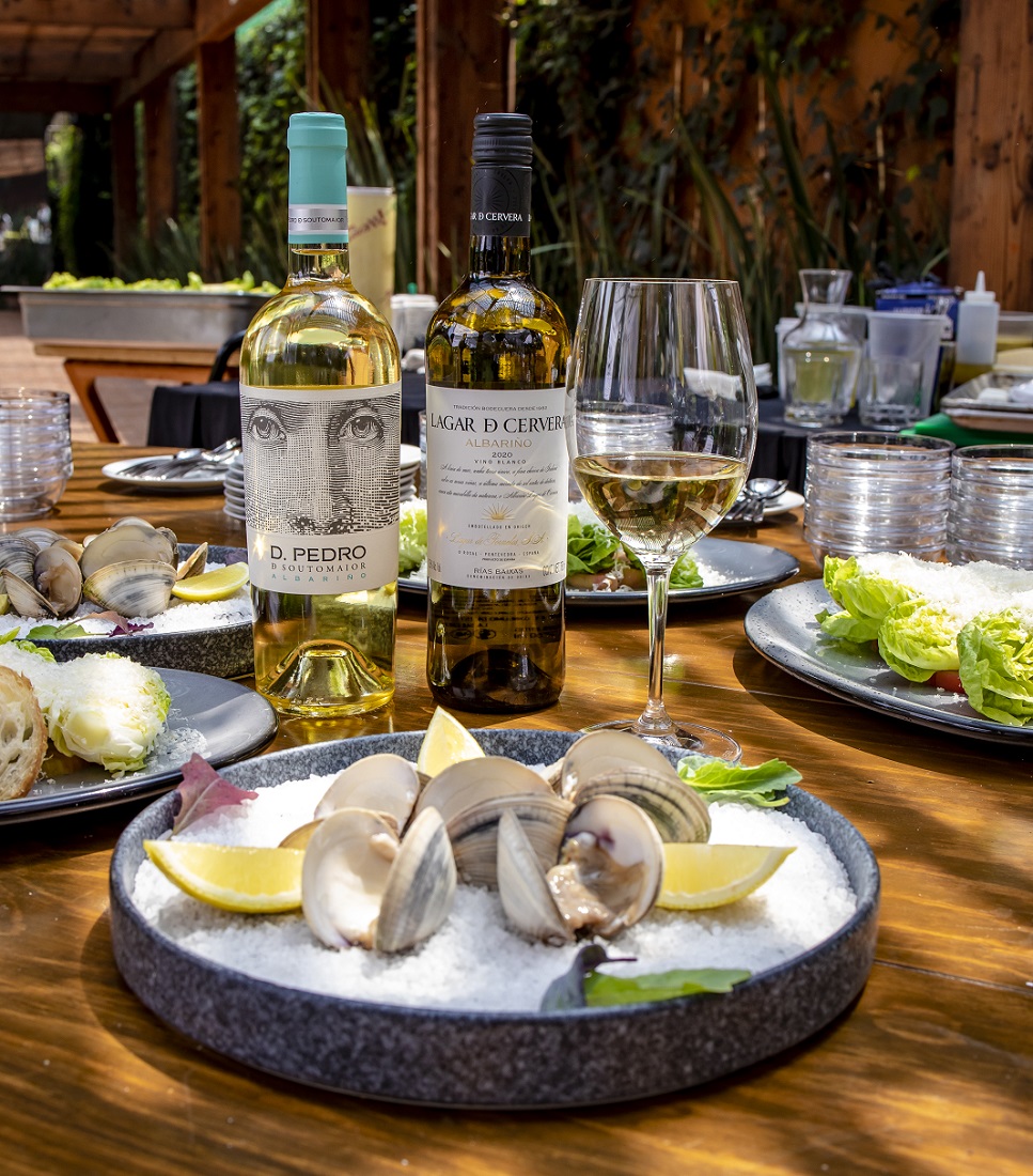 24 bodegas de la DO Rías Baixas y seis chefs ofrecieron platillos para maridar con los aromáticos vinos blancos.