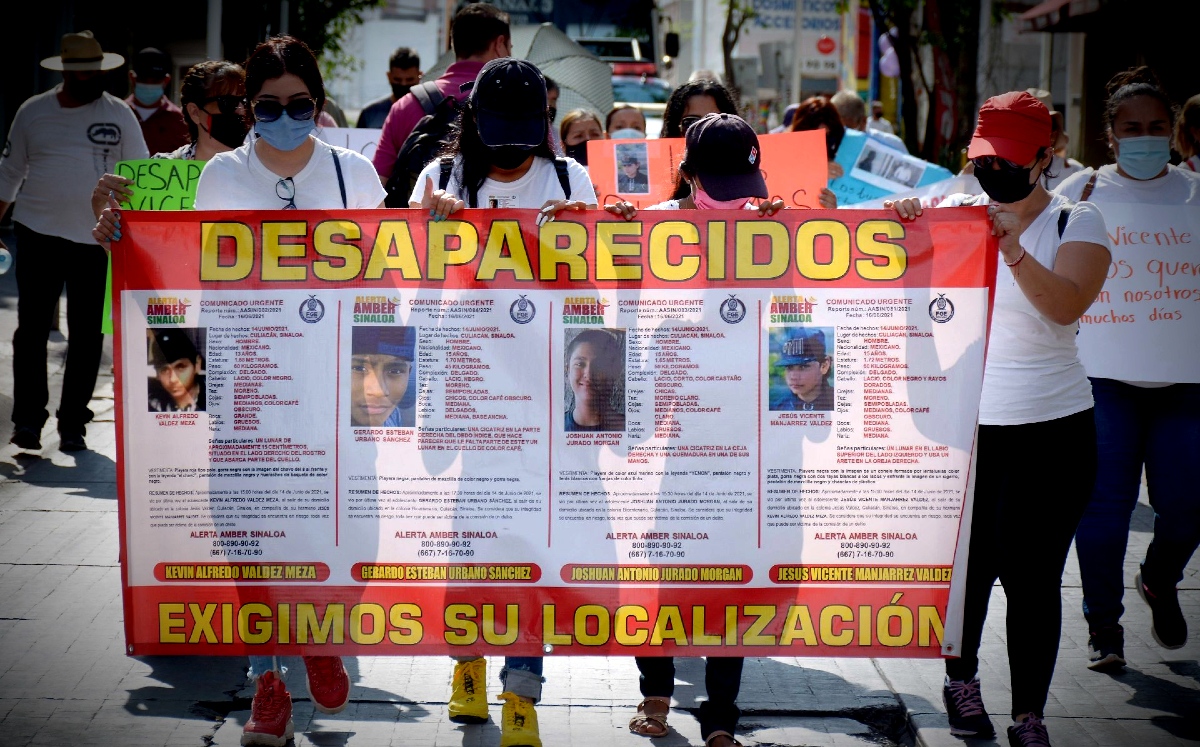 Familiares y colectivos marcharon en Sinaloa para exigir labores de búsqueda para cuatro adolescentes. (Cuartoscuro)