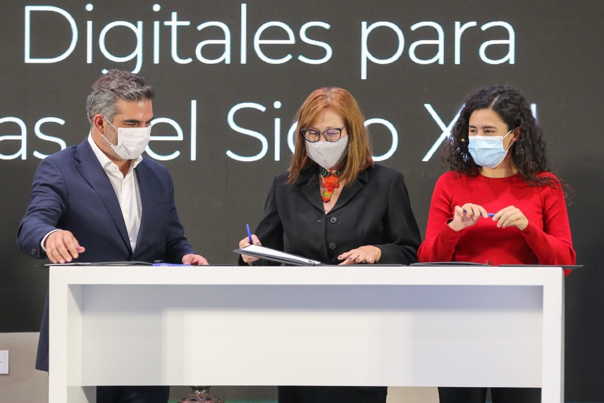 Isidro Quintana, representante de Cisco y Tatiana Clouthier y Luisa María Alcalde, secretarias de Economía y del Trabajo. | Foto: Especial.