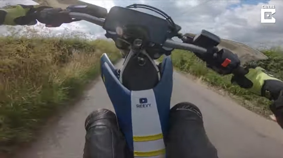 Joven capta el momento en que tiene accidente en su moto (Captura)