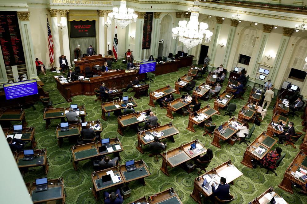 Miembros de la Asamblea de California durante una reunión. / Fotografía: AP.