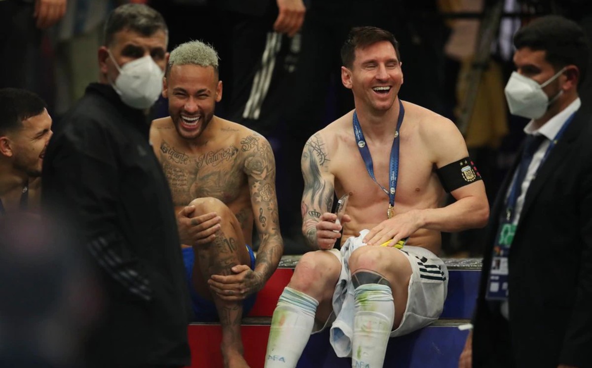 Paredes, Neymar y Messi charlando tras la final de Copa América (Reuters)