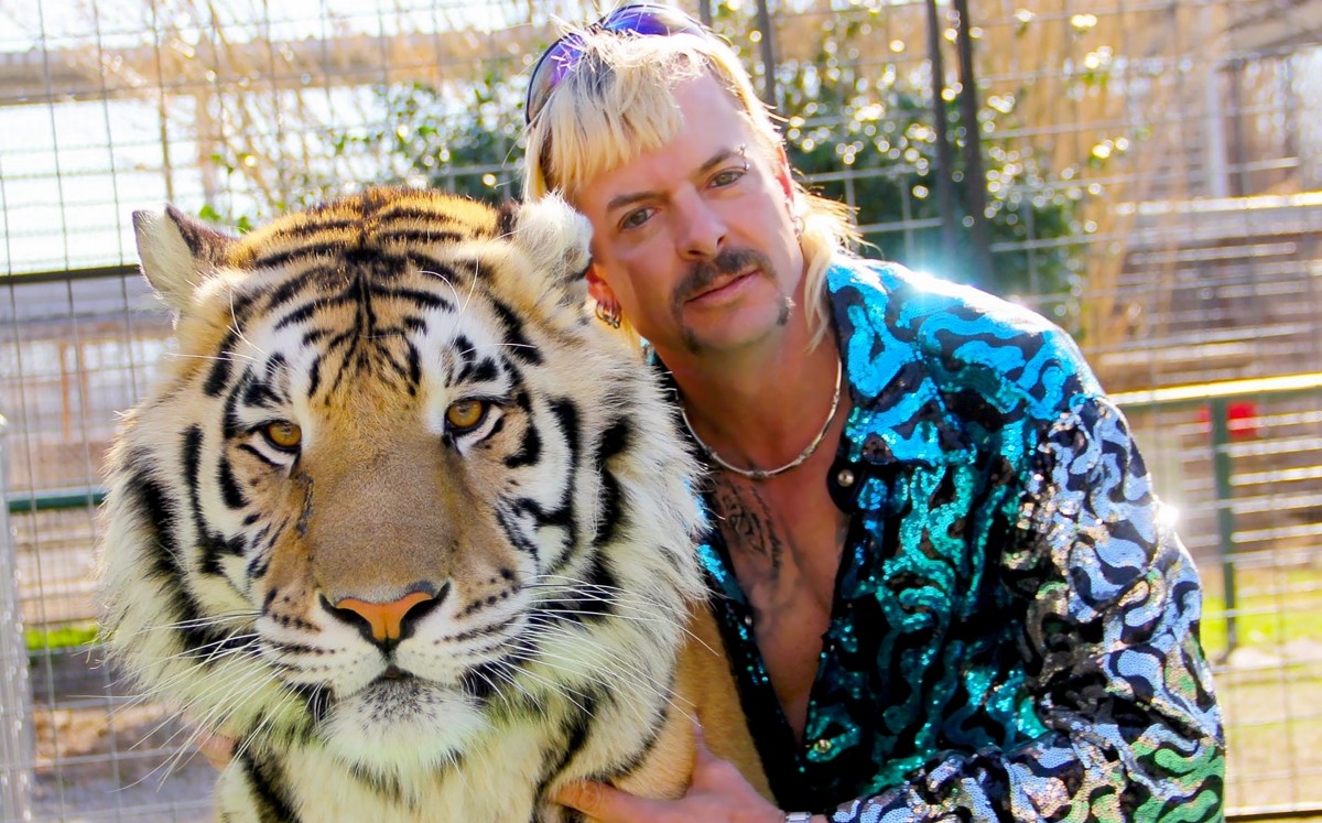 Reducen sentencia de Joe Exotic en prisión (AP).
