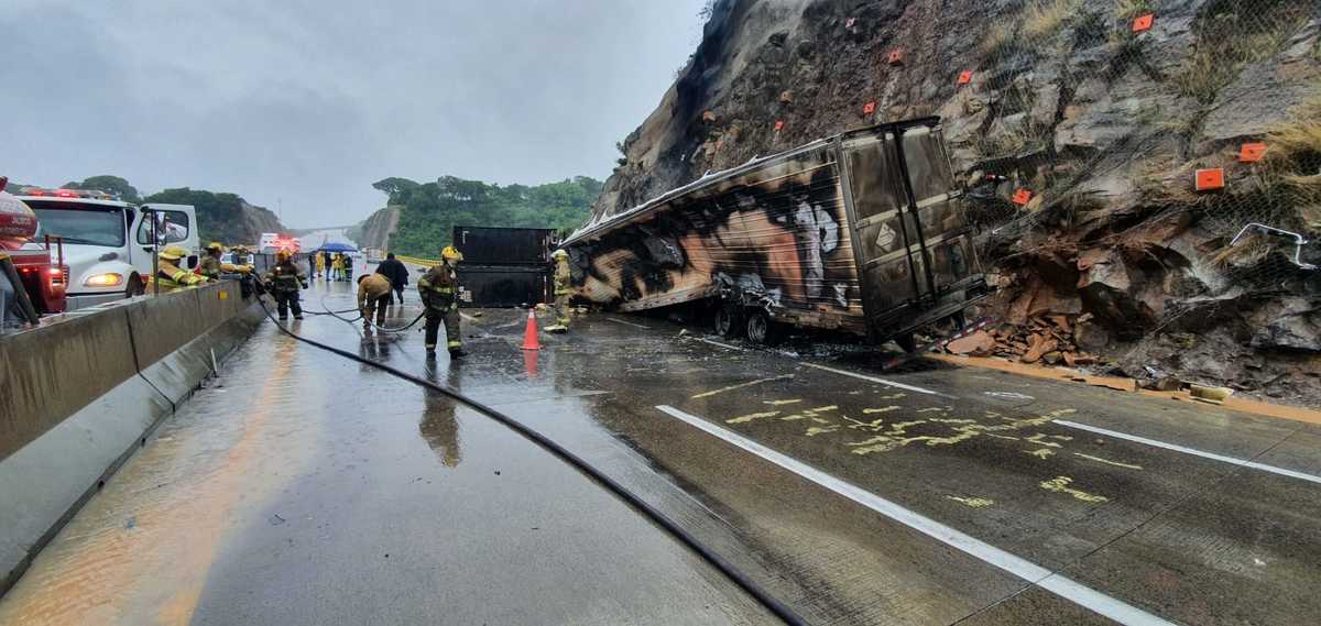 Choque de tractocamiones dejan víctimas en Tlajomulco (Juan Carlos Munguía)