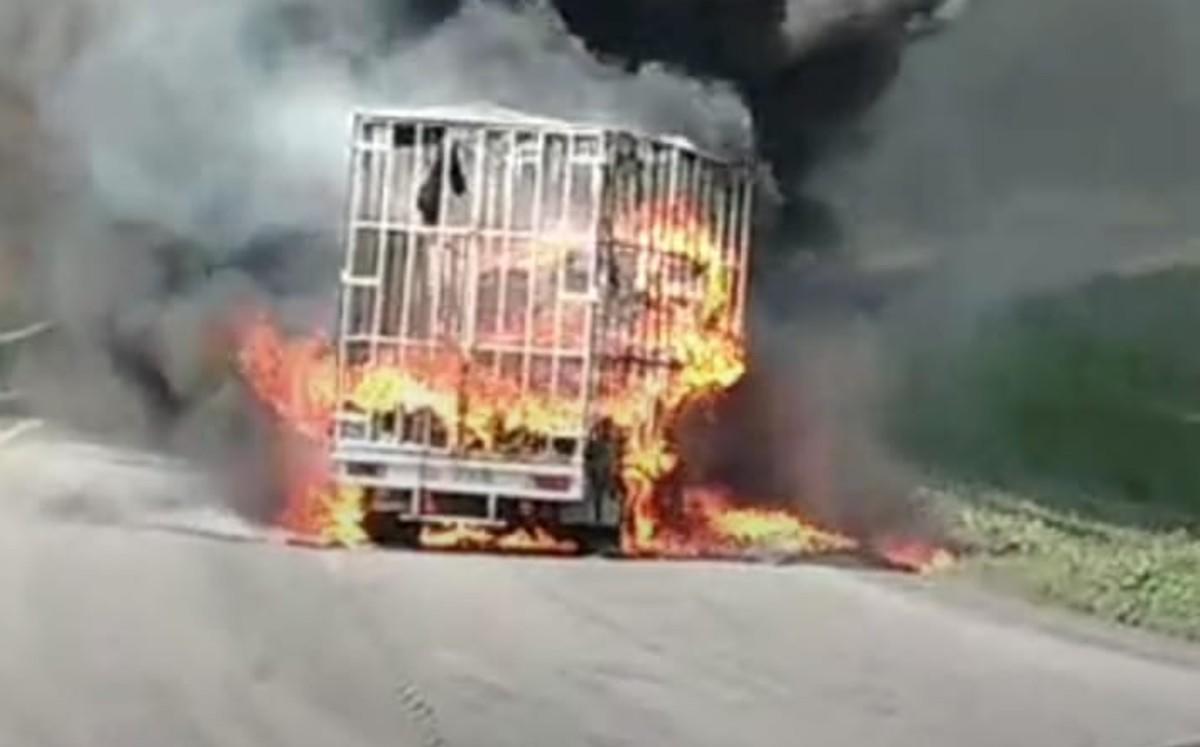 El conductor descendió corriendo de la unidad ya que esta empezó a incendiarse. Foto:Especial