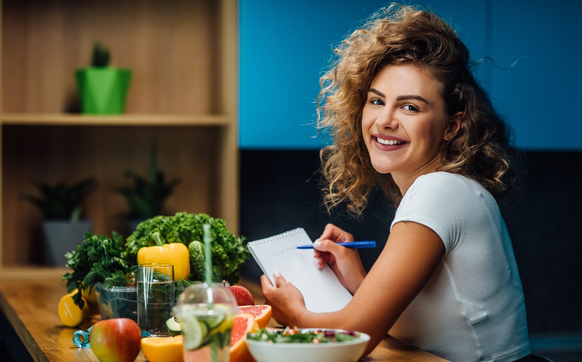 No dormir o saltarte comidas puede afectar al momento de querer bajar de peso | Shutterstock