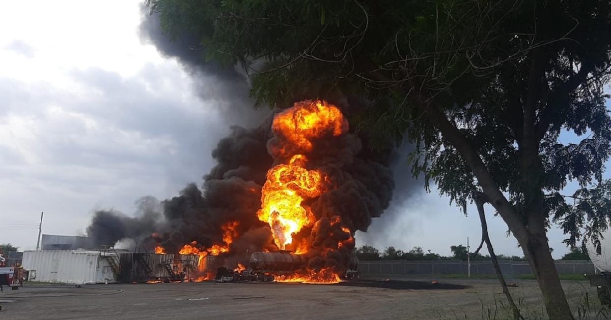 Explosión incendia contenedores de diésel en Cadereyta. Foto: Especial