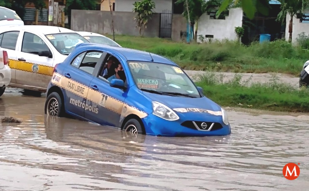 Lluvias provocan hundimiento de transporte público en Altamira. (Pablo Reyes/Especial)
