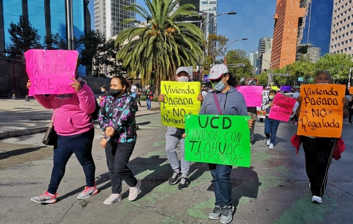 Manifestantes marchan en Reforma, desde el Ángel de la Independencia. | Jorge Becerril