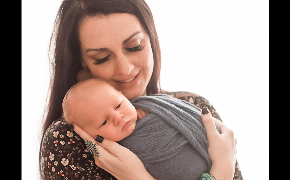 Tras 14 meses del fallecimiento de su esposo; mujer tiene a un bebé de ambos. (Especial)