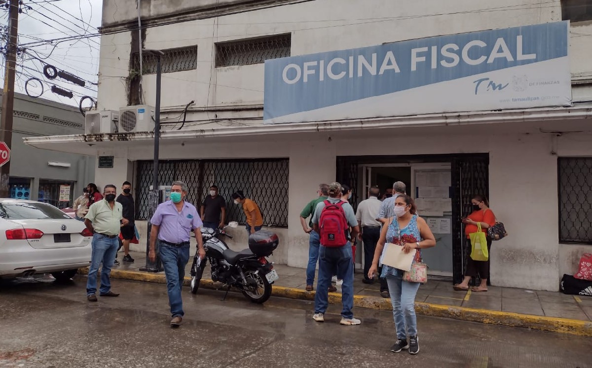 Oficina Fiscal de Tampico, ciudadanos acuden. (Leticia Gutiérrez)