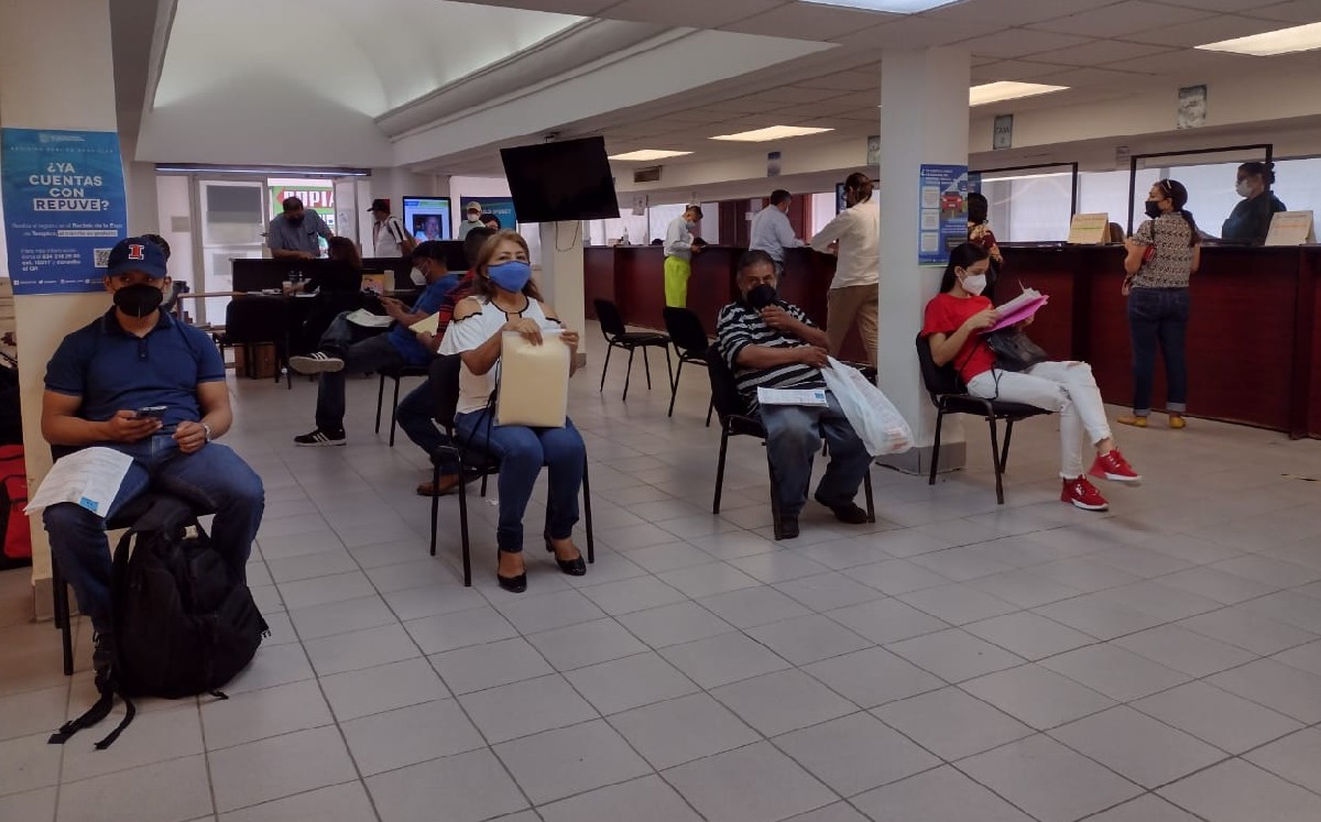 Oficina Fiscal de Tampico, ciudadanos hacen pagos. (Leticia Gutiérrez)