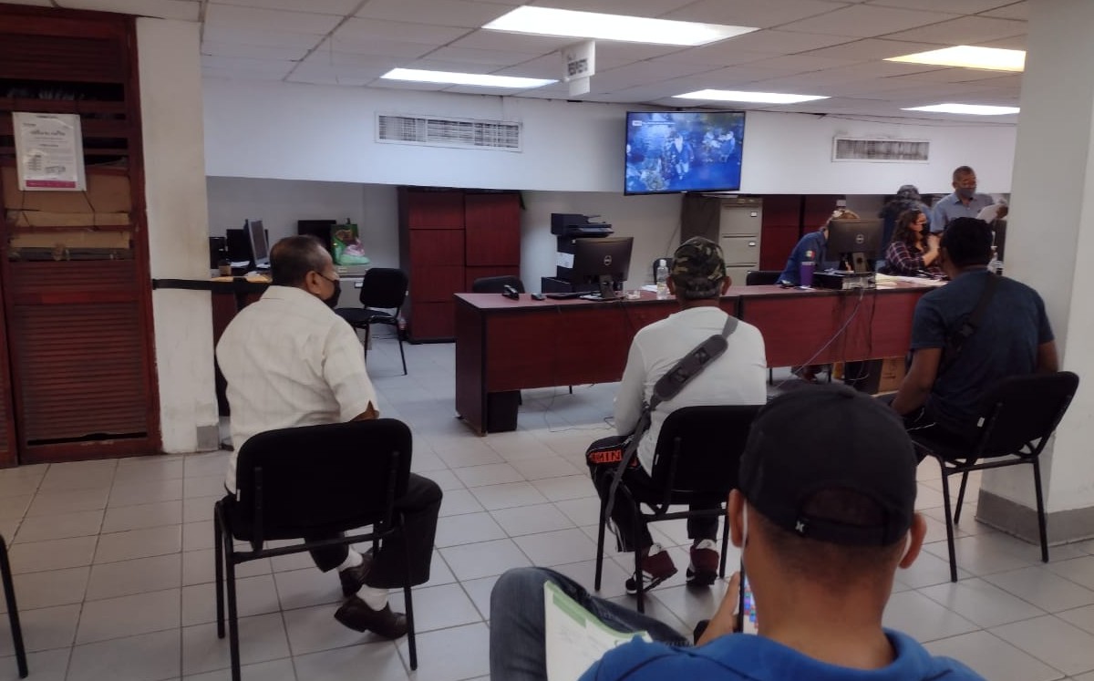 Oficina Fiscal de Tampico, ciudadanos realizan trámites. (Leticia Gutiérrez)